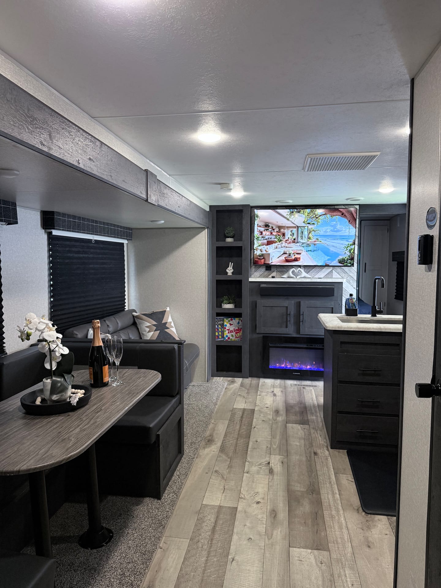 Comedor y sala con Smart TV y chimenea eléctrica